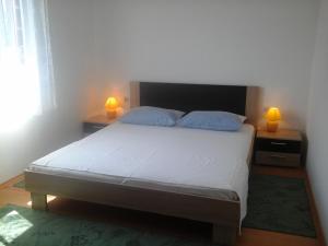 1 dormitorio con 1 cama con 2 lámparas en 2 mesas en Apartments with a parking space Zdrelac, Pasman - 8396, en Ždrelac