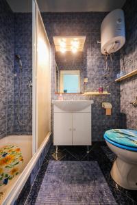 ein Badezimmer mit einem Waschbecken, einem WC und einer Badewanne in der Unterkunft Studio Brbinj 8160a in Brbinj