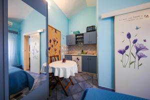 Apartments with a parking space Brbinj, Dugi otok - 8160 في Brbinj: مطبخ صغير وطاولة في الغرفة
