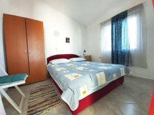 Un dormitorio con una cama grande y una ventana en Apartments with a parking space Sali, Dugi otok - 8181, en Sali