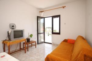 Televízia a/alebo spoločenská miestnosť v ubytovaní Apartments by the sea Sali, Dugi otok - 8174