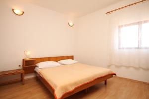 Posteľ alebo postele v izbe v ubytovaní Apartments by the sea Sali, Dugi otok - 8174