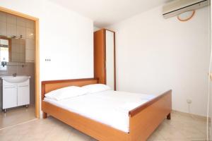 Postel nebo postele na pokoji v ubytování Apartments by the sea Sali, Dugi otok - 8174