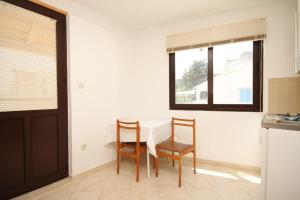 Kuchyň nebo kuchyňský kout v ubytování Apartments by the sea Sali, Dugi otok - 8174