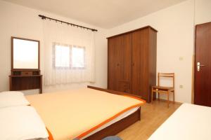 Ένα ή περισσότερα κρεβάτια σε δωμάτιο στο Apartment Sali 8174b