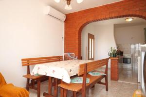 Η κουζίνα ή μικρή κουζίνα στο Apartment Sali 8174b