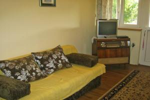 uma sala de estar com um sofá e uma televisão em Apartments by the sea Tkon, Pasman - 8303 em Tkon