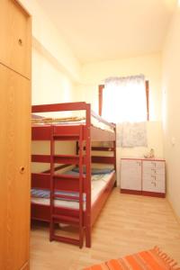 Zimmer mit 2 Etagenbetten und einem Fenster in der Unterkunft Apartments by the sea Tkon, Pasman - 8303 in Tkon