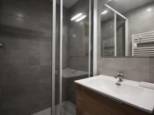 łazienka z umywalką i prysznicem z lustrem w obiekcie Duplex au calme avec balcon - 6 pers - FR-1-346-335 w mieście Arc 1800