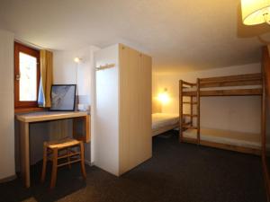 Pokój z biurkiem i łóżkiem piętrowym w obiekcie Duplex au calme avec balcon - 6 pers - FR-1-346-335 w mieście Arc 1800