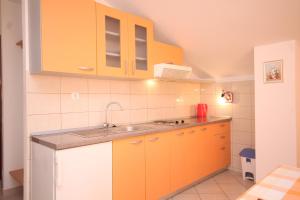 Kuchyň nebo kuchyňský kout v ubytování Apartment Kukljica 8478a