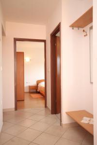 Postel nebo postele na pokoji v ubytování Apartment Kukljica 8478a