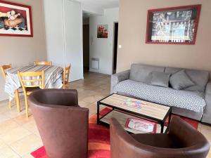 un salon avec un canapé, des chaises et une table dans l'établissement T2 Confortable à Cambo-les-Bains, 1er Étage, Parking, Wi-Fi, Proche Centre, Quartier Calme - FR-1-495-103, à Cambo-les-Bains 6 autres photos