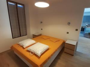 Een bed of bedden in een kamer bij Appartement Chamonix-Mont-Blanc, 3 pièces, 4 personnes - FR-1-517-60