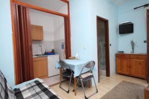 Ett kök eller pentry på Apartments by the sea Pasman - 8219