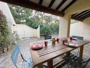 Fotografia z galérie ubytovania Mini-villa à 200m de la plage avec terrasse, barbecue, parking, linge et ménage inclus - FR-1-62-169 v destinácii Porto-Vecchio