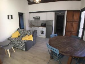 Fotografia z galérie ubytovania Mini-villa à 200m de la plage avec terrasse, barbecue, parking, linge et ménage inclus - FR-1-62-169 v destinácii Porto-Vecchio