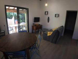 Fotografia z galérie ubytovania Mini-villa à 200m de la plage avec terrasse, barbecue, parking, linge et ménage inclus - FR-1-62-169 v destinácii Porto-Vecchio
