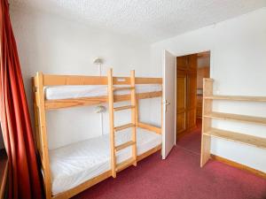 Ein Etagenbett oder Etagenbetten in einem Zimmer der Unterkunft Appartement Tignes, 3 pièces, 10 personnes - FR-1-502-362