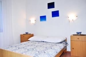 Posteľ alebo postele v izbe v ubytovaní Apartments by the sea Razanj, Rogoznica - 8365