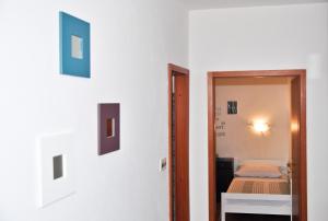 Posteľ alebo postele v izbe v ubytovaní Apartments by the sea Razanj, Rogoznica - 8365