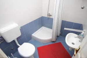ein blau-weißes Bad mit einem WC und einem Waschbecken in der Unterkunft Apartments by the sea Pasadur, Lastovo - 8388 in Lastovo