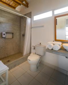 a bathroom with a toilet and a shower and a sink at Sunset Mancora in Máncora