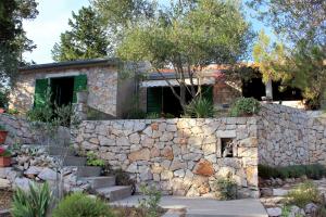 Vonkajšia záhrada v ubytovaní Secluded fisherman's cottage Lavdara, Dugi otok - 8175