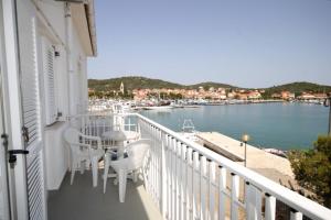 balkon ze stołem i krzesłami oraz przystań w obiekcie Apartments by the sea Kukljica, Ugljan - 8229 w mieście Kukljica