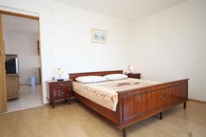 Postel nebo postele na pokoji v ubytování Apartment Tkon 8377a