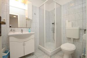 Koupelna v ubytování Apartment Tkon 8377a