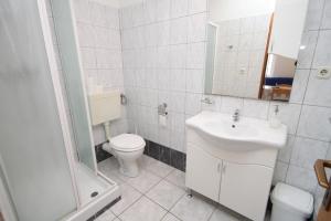 Koupelna v ubytování Apartments and rooms by the sea Tkon, Pasman - 8377
