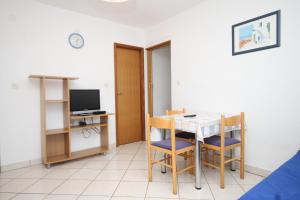 TV a/nebo společenská místnost v ubytování Apartments and rooms by the sea Tkon, Pasman - 8377