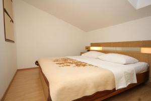 Postel nebo postele na pokoji v ubytování Apartments and rooms by the sea Tkon, Pasman - 8377