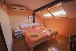 Posteľ alebo postele v izbe v ubytovaní Apartments by the sea Kukljica, Ugljan - 8253