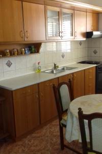 Kuchyňa alebo kuchynka v ubytovaní Apartment Kukljica 8277b