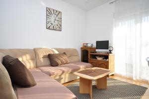Fotografia z galérie ubytovania Apartments by the sea Duce, Omis - 8633 v Omise + 37 fotografií