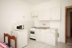 Köök või kööginurk majutusasutuses Apartments by the sea Ugljan - 8301
