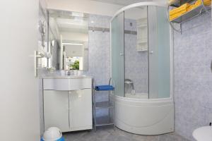 Koupelna v ubytování Apartments by the sea Okrug Gornji, Ciovo - 8625 + 23 fotografií