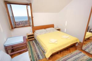 Apartments with WiFi Dubrovnik - 8554 tesisinde bir odada yatak veya yataklar