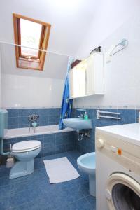 Apartments with WiFi Dubrovnik - 8554 tesisinde bir banyo
