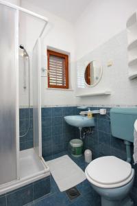 Apartments with WiFi Dubrovnik - 8554 tesisinde bir banyo