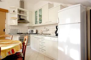 Apartments with WiFi Dubrovnik - 8554 tesisinde mutfak veya mini mutfak