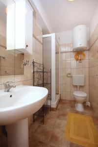 bagno con lavandino e servizi igienici di Apartments by the sea Sali, Dugi otok - 8194 a Sali (Sale)