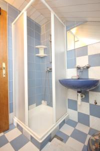 ein Bad mit einer Dusche und einem blauen Waschbecken in der Unterkunft Apartments by the sea Sali, Dugi otok - 8193 in Sali