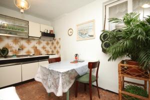 ウグリャンにあるApartments by the sea Ugljan - 8304のキッチン(テーブル、椅子、植物付) +20枚の写真