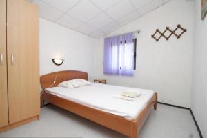sypialnia z łóżkiem i oknem w obiekcie Apartments and rooms by the sea Zaklopatica, Lastovo - 8339 w mieście Lastovo