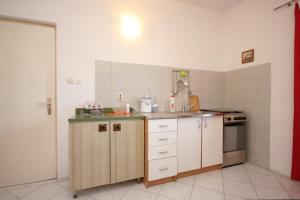 Kuchyňa alebo kuchynka v ubytovaní Apartments with a parking space Zaglav, Dugi otok - 8163 + 9 fotografií