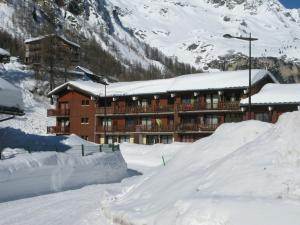 um alojamento de esqui com montanhas cobertas de neve ao fundo em Studio Tignes, 1 pièce, 5 personnes - FR-1-502-415 em Tignes