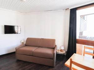 a living room with a couch and a tv at Studio Tignes, 1 pièce, 4 personnes - FR-1-502-417 in Tignes